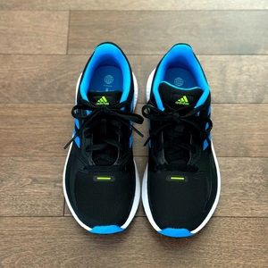 Boy’s Black and Blue Adidas Sneakers size 4 - NEW! ✨ Never worn 👟